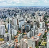 Vista aérea de uma grande cidade brasileira cheia de prédios altos, simbolizando as cidades ansiosas e a agitação das cidades modernas