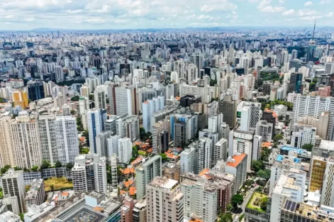 Vista aérea de uma grande cidade brasileira cheia de prédios altos, simbolizando as cidades ansiosas e a agitação das cidades modernas