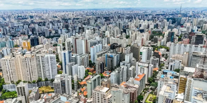 Vista aérea de uma grande cidade brasileira cheia de prédios altos, simbolizando as cidades ansiosas e a agitação das cidades modernas