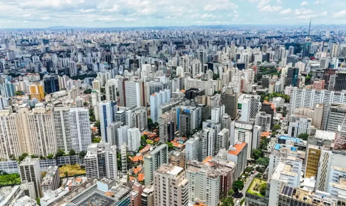 Vista aérea de uma grande cidade brasileira cheia de prédios altos, simbolizando as cidades ansiosas e a agitação das cidades modernas
