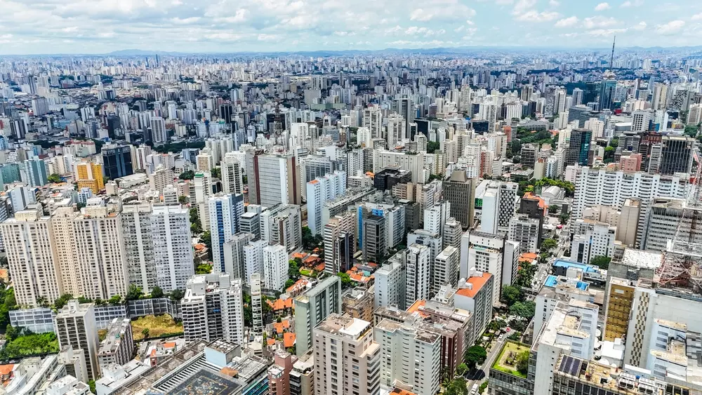 Vista aérea de uma grande cidade brasileira cheia de prédios altos, simbolizando as cidades ansiosas e a agitação das cidades modernas