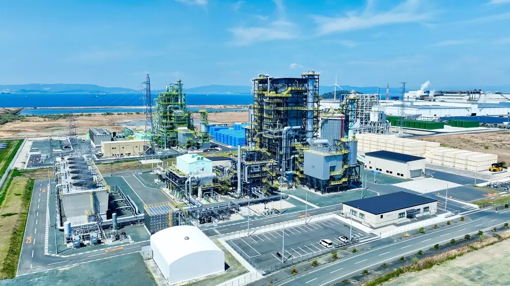 Imagem de uma usina industrial sustentável com foco em eficiência energética e redução das emissões operacionais, promovendo edificações sustentáveis.