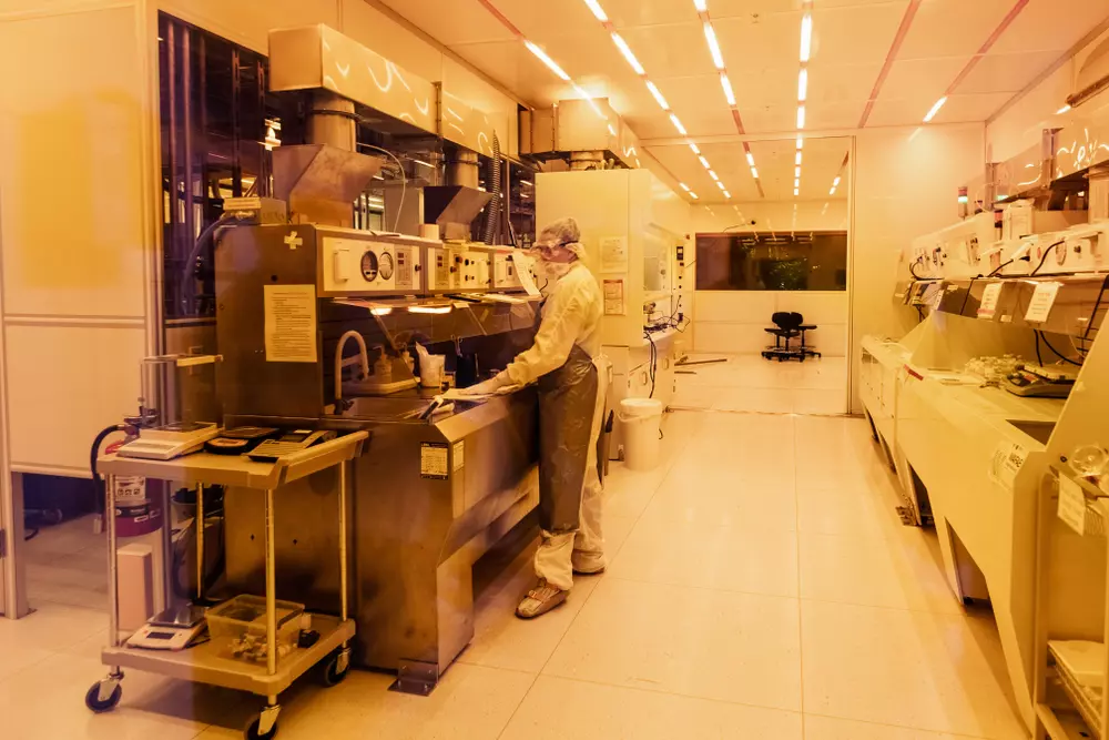 Cientista trabalhando em um laboratório de nanofabricação no Molecular Foundry