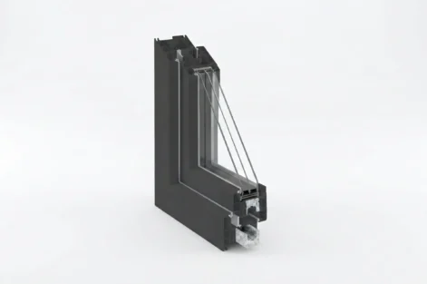 Corte de janela de vidro ultrafino com tecnologia thin-triple, destaque para o avanço na indústria de fachadas eficientes para edifícios