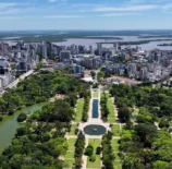 parque urbano em porto alegre, demonstrando práticas de novo urbanismo com espaços verdes integrados à área urbana
