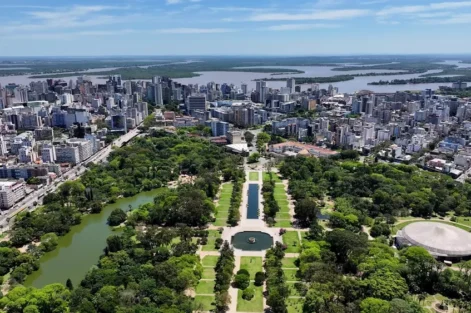 parque urbano em porto alegre, demonstrando práticas de novo urbanismo com espaços verdes integrados à área urbana
