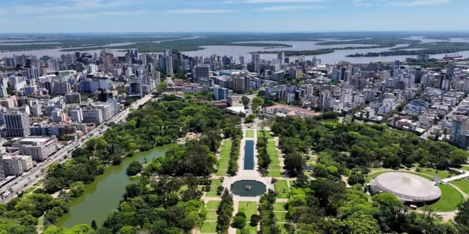 parque urbano em porto alegre, demonstrando práticas de novo urbanismo com espaços verdes integrados à área urbana