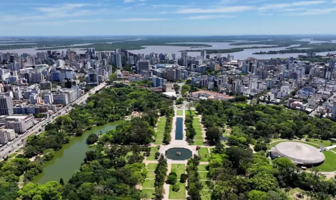 parque urbano em porto alegre, demonstrando práticas de novo urbanismo com espaços verdes integrados à área urbana