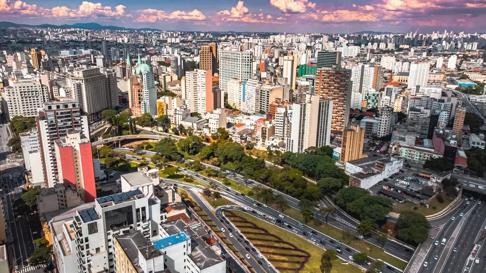 Vista aérea da cidade de São Paulo destacando a importância do Estatuto da Cidade na urbanização sustentável e planejamento urbano.