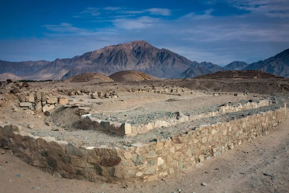 pirâmides de pedra monumentais, praças, pátios circulares rebaixados e outras estruturas arquitetônicas