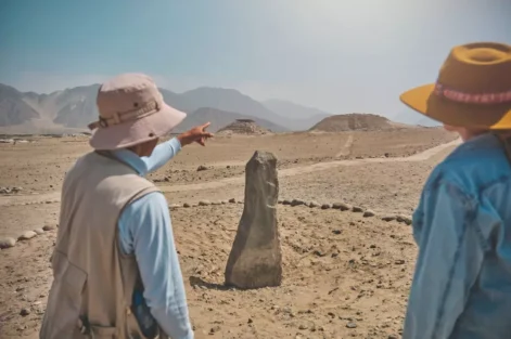 Guia de turismo e turista em Penico no Peru visitando locais arqueológicos
