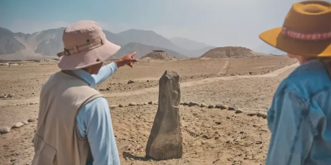 Guia de turismo e turista em Penico no Peru visitando locais arqueológicos