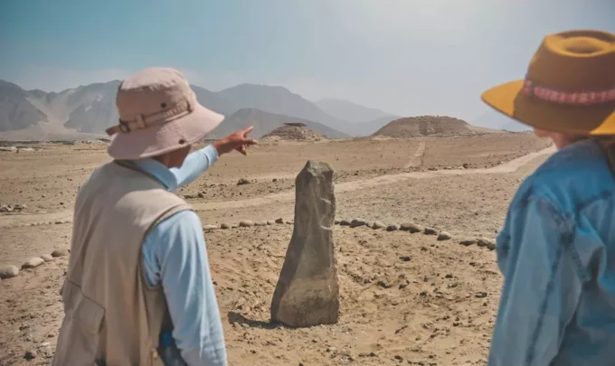 Guia de turismo e turista em Penico no Peru visitando locais arqueológicos