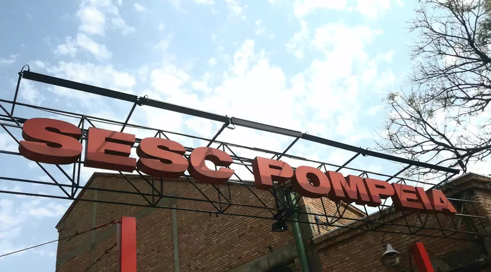 Fachada e arquitetura do Sesc Pompeia.