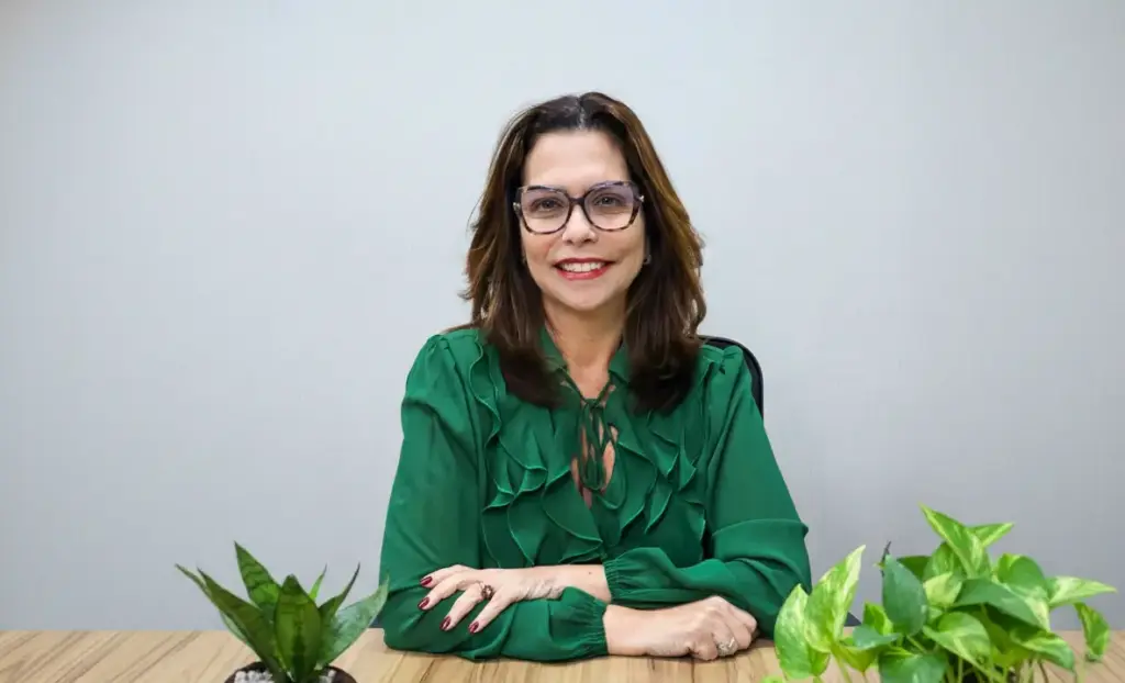Camille Bemerguy, especialista em sociobioeconomia, em reunião, com plantas ao lado