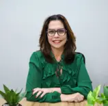 Camille Bemerguy, especialista em sociobioeconomia, em reunião, com plantas ao lado
