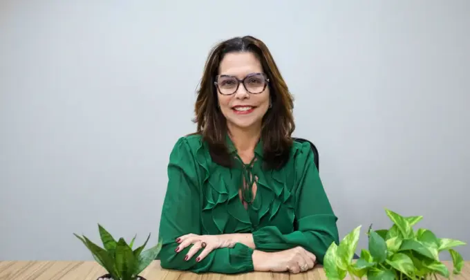 Camille Bemerguy, especialista em sociobioeconomia, em reunião, com plantas ao lado