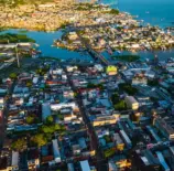 Manaus, capital da Amazônia, Brasil, vista aérea da área metropolitana com o rio Amazonas ao fundo, capturada por drone