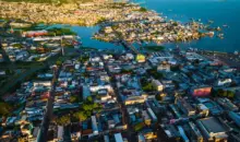 Manaus, capital da Amazônia, Brasil, vista aérea da área metropolitana com o rio Amazonas ao fundo, capturada por drone