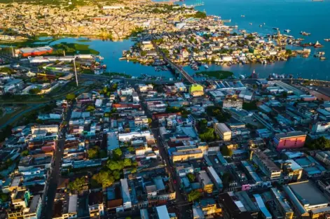 Manaus, capital da Amazônia, Brasil, vista aérea da área metropolitana com o rio Amazonas ao fundo, capturada por drone