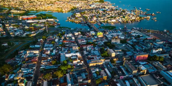 Manaus, capital da Amazônia, Brasil, vista aérea da área metropolitana com o rio Amazonas ao fundo, capturada por drone