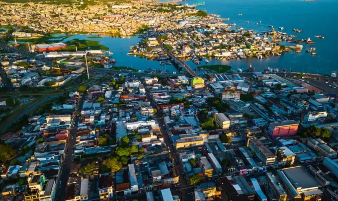 Manaus, capital da Amazônia, Brasil, vista aérea da área metropolitana com o rio Amazonas ao fundo, capturada por drone