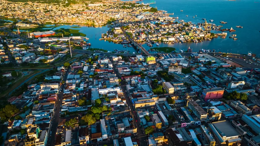 Manaus, capital da Amazônia, Brasil, vista aérea da área metropolitana com o rio Amazonas ao fundo, capturada por drone