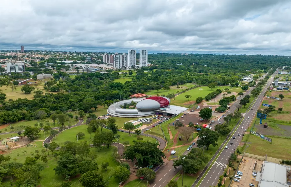Vista aérea de Campo Grande MS destacando parques e áreas verdes, demonstrando uma das cidades mais arborizadas do mundo .