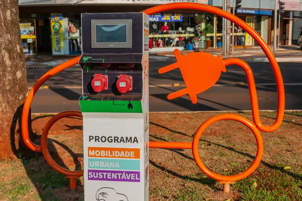 Estação de recarga de carros elétricos no Brasil, com design inovador e temática sustentável, destacando a importância da mobilidade elétrica urbana.