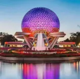 Imagem do Epcot Park no Walt Disney World, uma representação futurista de uma cidade do futuro com estruturas inovadoras e iluminação vibrante ao entardecer.