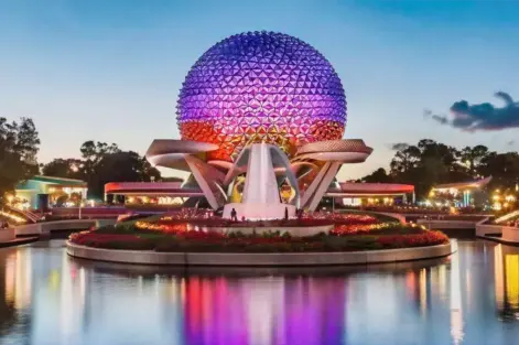 Imagem do Epcot Park no Walt Disney World, uma representação futurista de uma cidade do futuro com estruturas inovadoras e iluminação vibrante ao entardecer.
