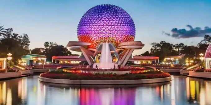 Imagem do Epcot Park no Walt Disney World, uma representação futurista de uma cidade do futuro com estruturas inovadoras e iluminação vibrante ao entardecer.