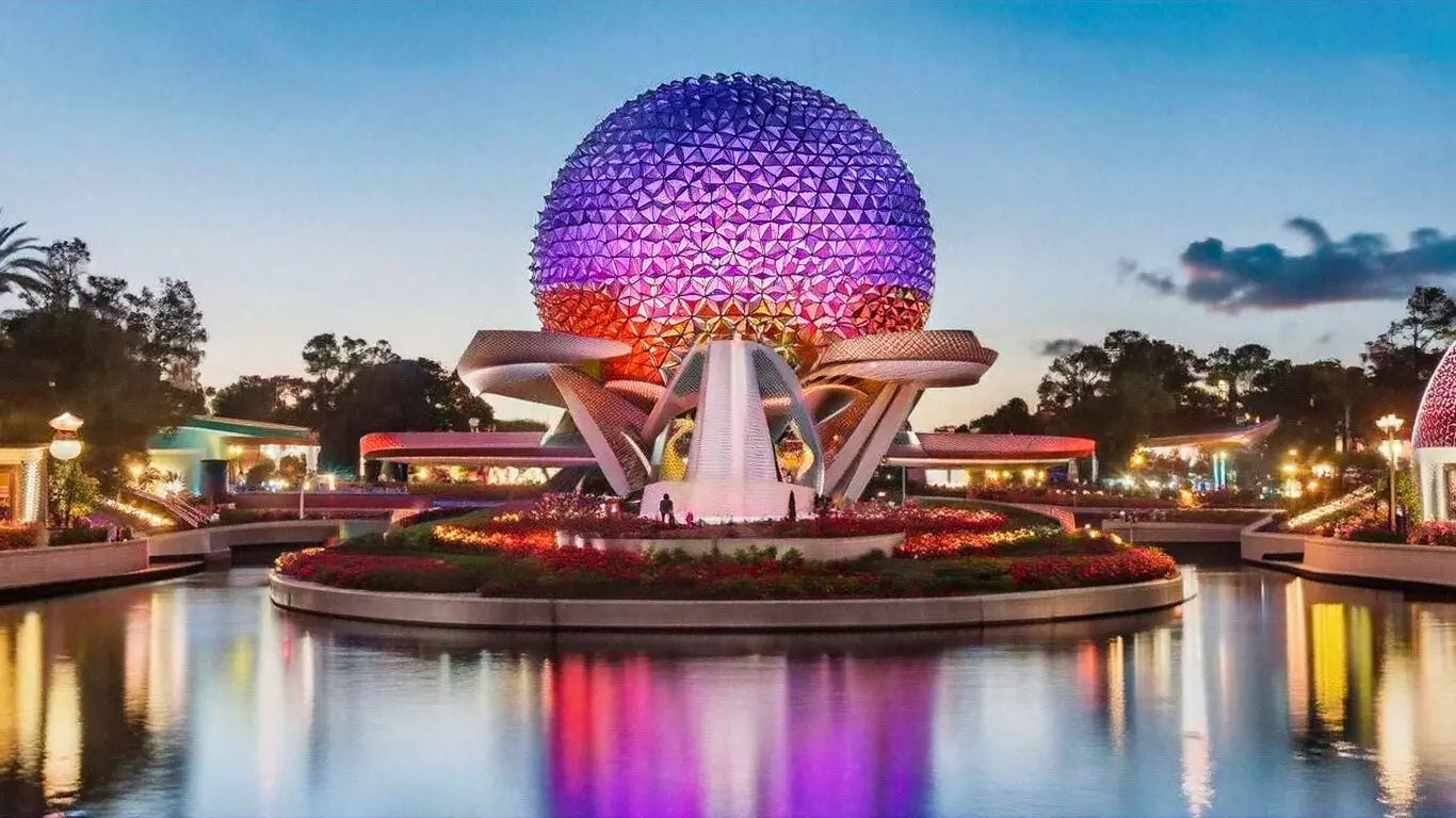 Imagem do Epcot Park no Walt Disney World, uma representação futurista de uma cidade do futuro com estruturas inovadoras e iluminação vibrante ao entardecer.