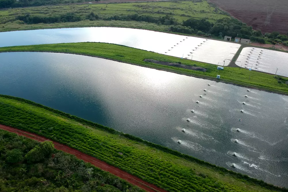 Vista aérea de uma estação de tratamento de esgoto no estado de São Paulo, Brasil.