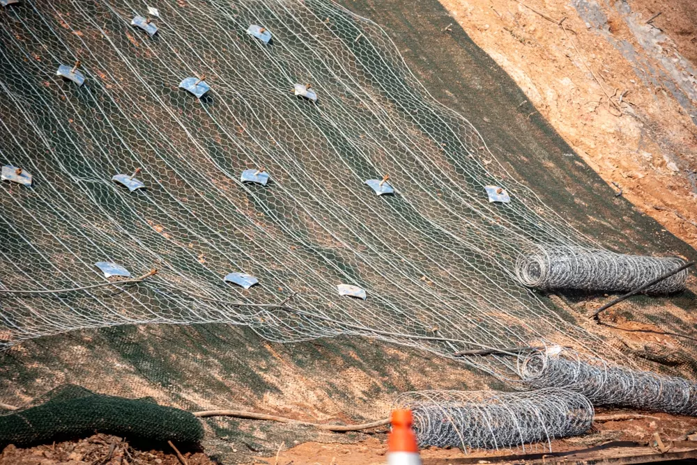 Malha de aço protetora instalada nas encostas entre Itaara e Santa Maria, RS, Brasil, para evitar deslizamentos de terra e garantir a segurança rodoviária.
