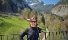 Pesquisadora Franciele Zanandrea fala entrevista sobre risco de deslizamentos. Na foto ela está em um ambiente com paisagem verde