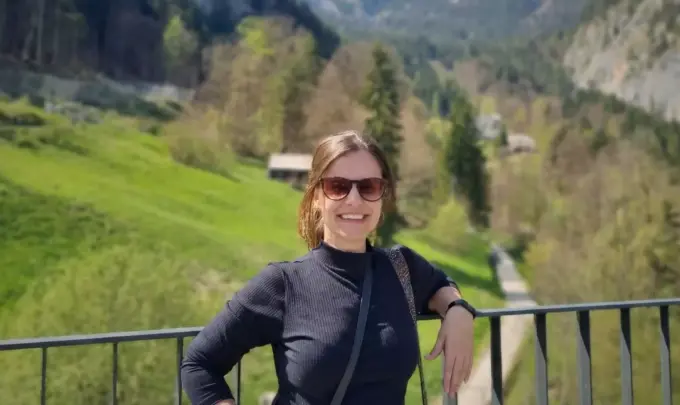 Pesquisadora Franciele Zanandrea fala entrevista sobre risco de deslizamentos. Na foto ela está em um ambiente com paisagem verde