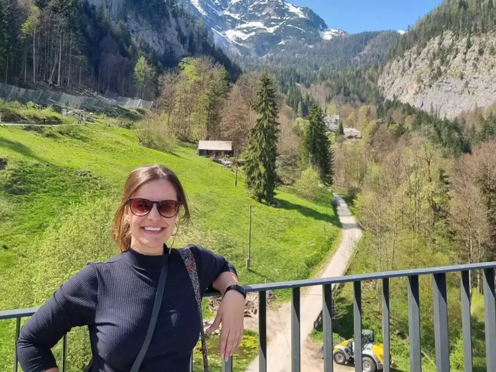 Pesquisadora Franciele Zanandrea fala entrevista sobre risco de deslizamentos. Na foto ela está em um ambiente com paisagem verde