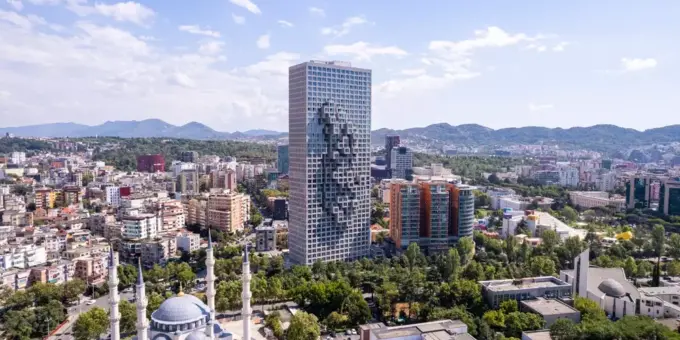 Vista aérea de Tirana, Albânia. Centro da cidade de Tirana, destacando a Praça Skanderbeg, Mesquita Et'hem Bey, Praça do monumento Skanderbeg, Teatro de Balé de Ópera e Edifício Cabeça de Concreto