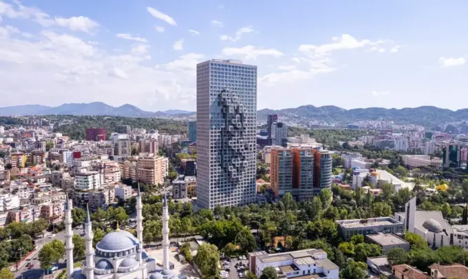 Vista aérea de Tirana, Albânia. Centro da cidade de Tirana, destacando a Praça Skanderbeg, Mesquita Et'hem Bey, Praça do monumento Skanderbeg, Teatro de Balé de Ópera e Edifício Cabeça de Concreto
