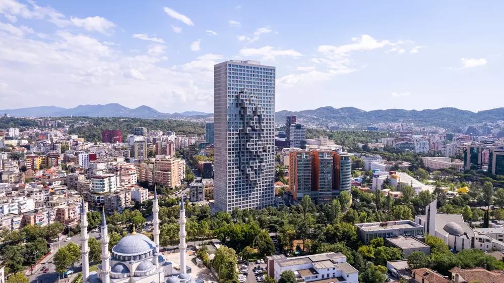 Vista aérea de Tirana, Albânia. Centro da cidade de Tirana, destacando a Praça Skanderbeg, Mesquita Et'hem Bey, Praça do monumento Skanderbeg, Teatro de Balé de Ópera e Edifício Cabeça de Concreto