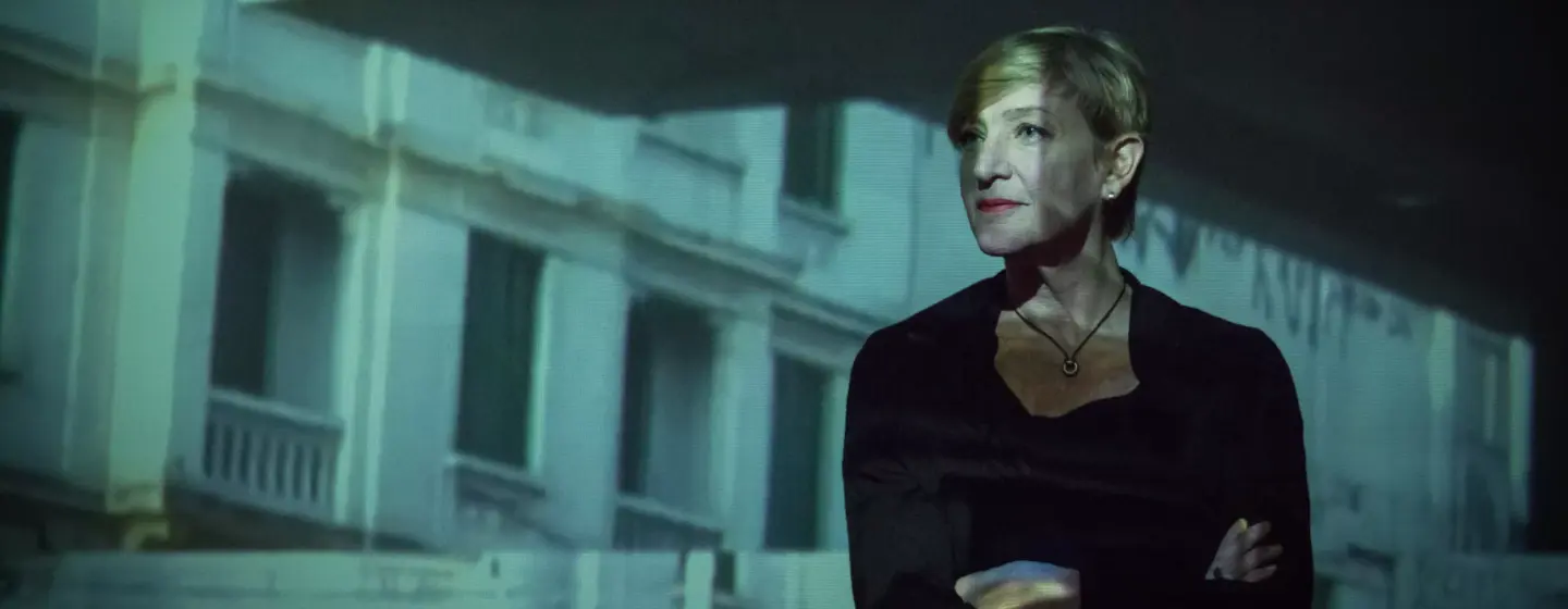 Na foto Giselle Beiguelman, artista e professora titular da FAU-USP, que analisa em entrevista como nomenclaturas botânicas carregam memórias de colonialismo, hierarquias e preconceitos.