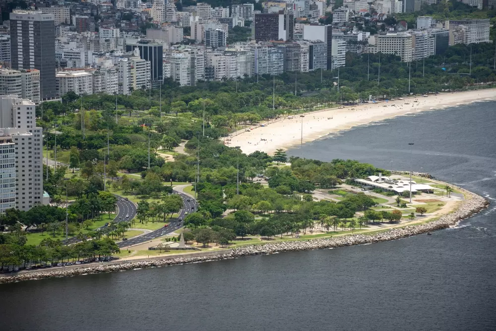 Vista para a área verde do aterro do Flamengo e para os edifícios da cidade.