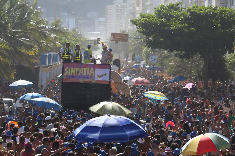 Milhares de pessoas lotam as ruas de Ipanema para se divertir no carnaval de rua, seguindo o desfile.