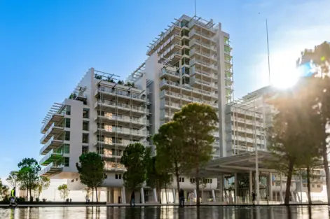 Grande edifício do Mareterra, o bairro sobre ondas