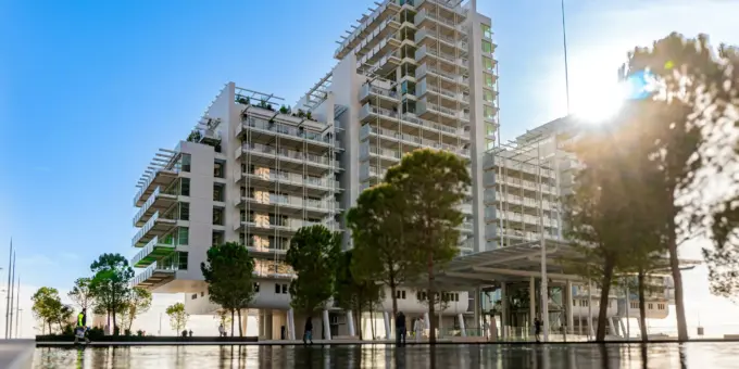 Grande edifício do Mareterra, o bairro sobre ondas