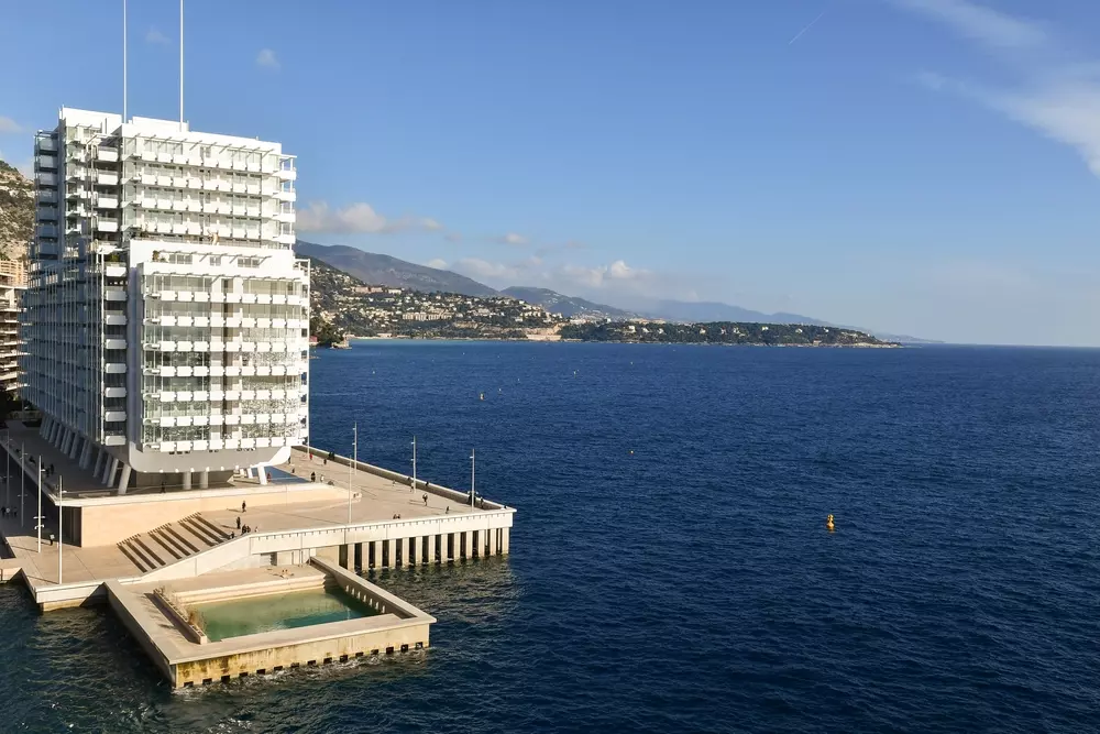 Vista elevada de Le Portier, também conhecido como Portier Cove ou Mareterra, uma área residencial construída inteiramente em terras recuperadas 