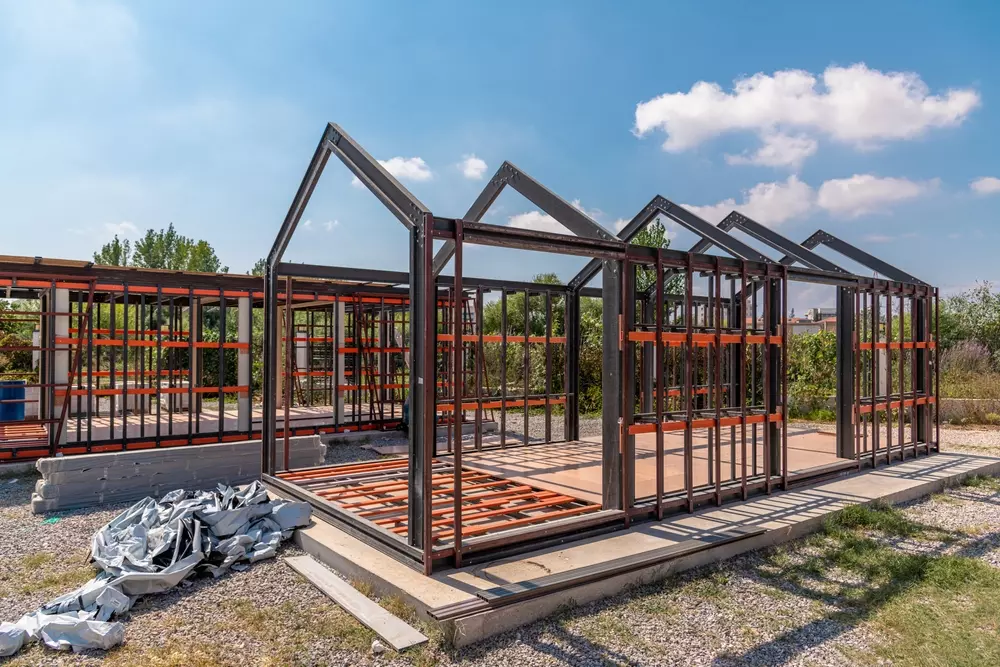 Estrutura de aço de um edifício em construção com estrutura metálica recém-instalado, mostrando o uso de steel frame para construção moderna.