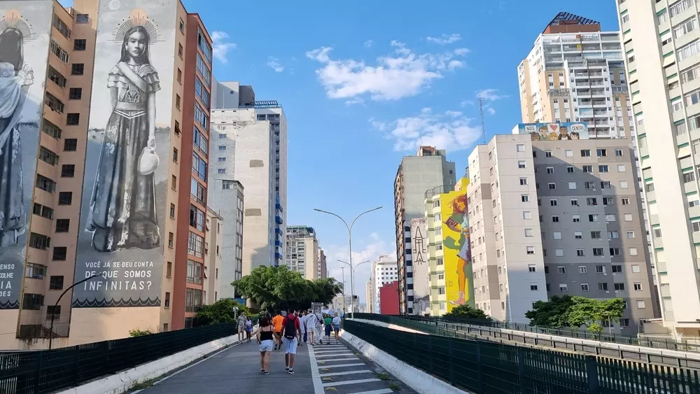 Pessoas caminham e praticam esportes no Parque Minhocão em dia de verão em São Paulo