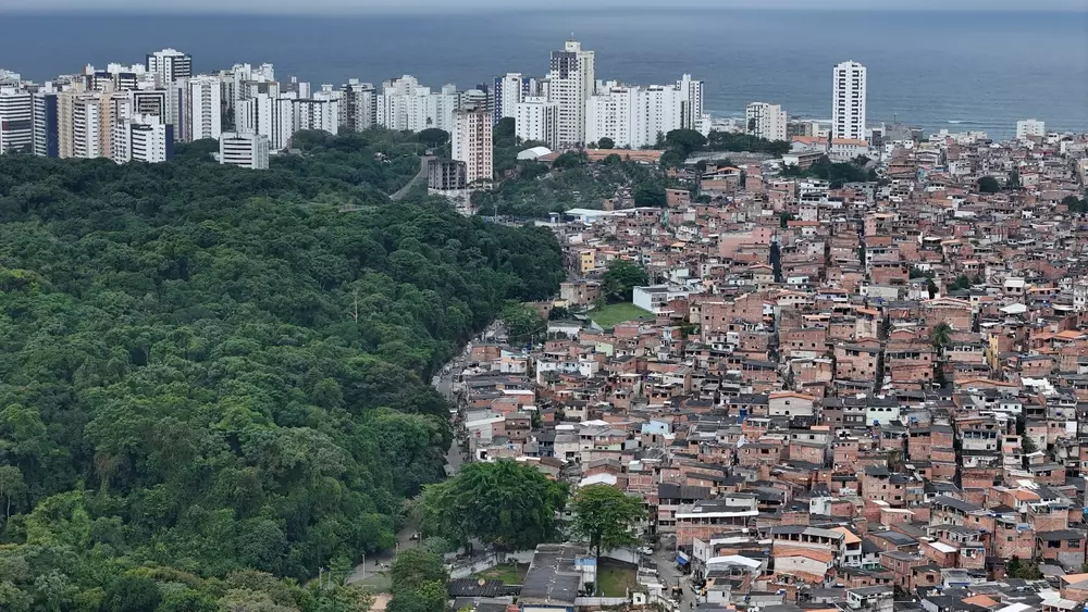 Vista aérea da cidade de Salvador, ilustrando matéria sobre uso do solo e o redesenho da vida urbana